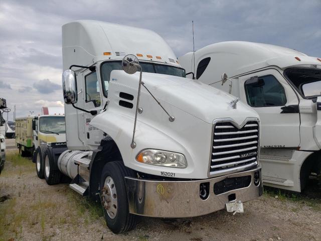 Salvage cars for sale from Copart Elgin, IL: 2016 Mack 600 CXU600