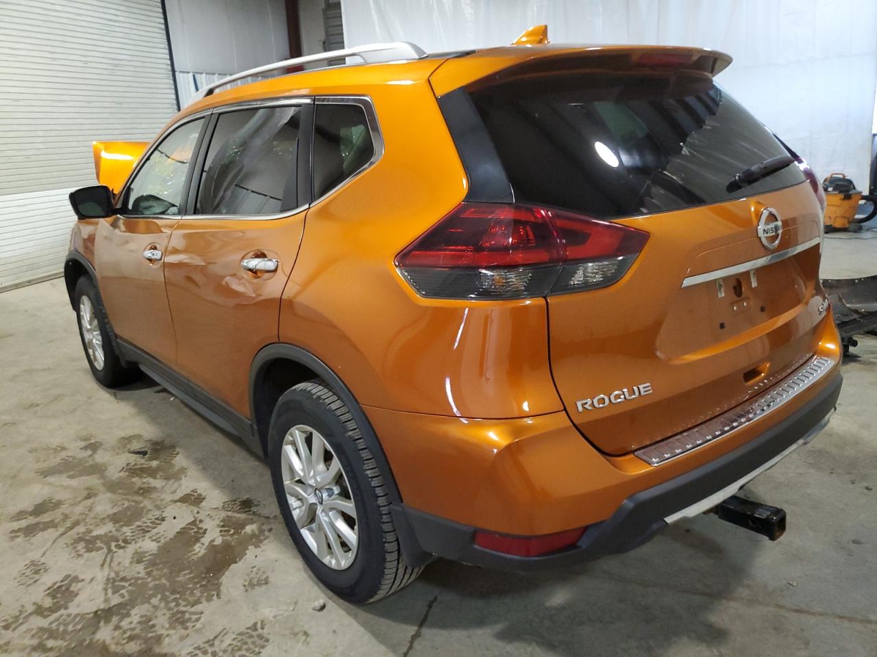 Nissan Rogue оранжевый