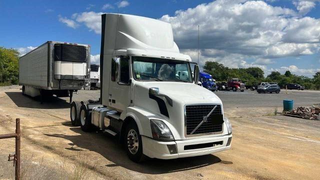 Salvage cars for sale from Copart Grantville, PA: 2016 Volvo VN VNL