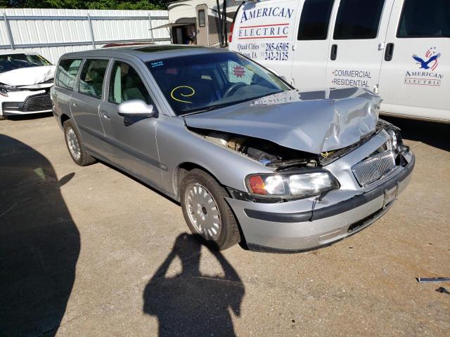 Salvage cars for sale from Copart Eldridge, IA: 2001 Volvo V70 2.4T
