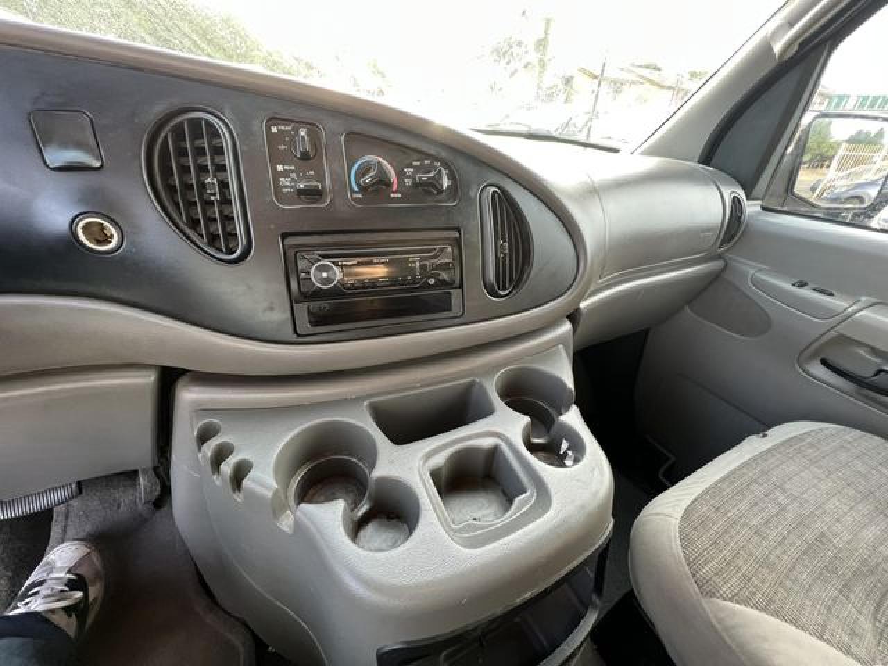 2002 Ford Econoline E150 Wagon VIN: 1FMRE11L92HB15171 Lot: 61786082