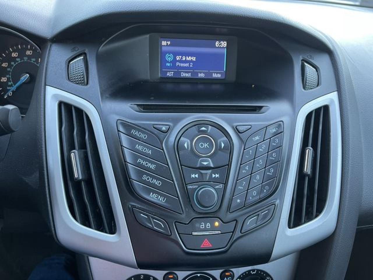 2014 Ford Focus Se VIN: 1FADP3F28EL323070 Lot: 61786532