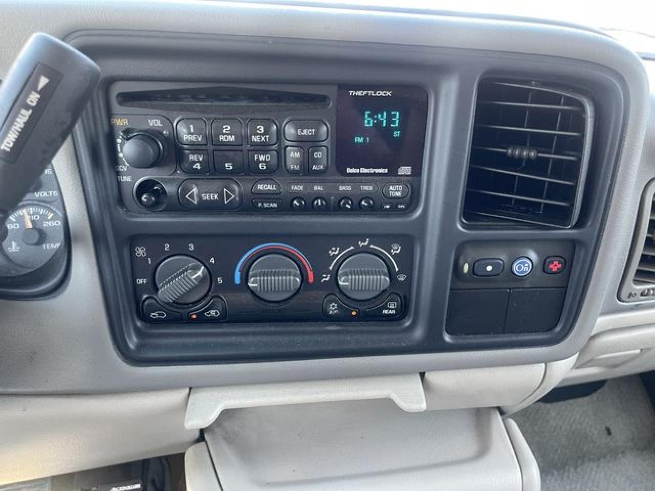 2001 Chevrolet Suburban C1500 VIN: 1GNEC16T21J265672 Lot: 61785872