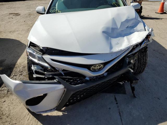 VIN: 4T1B11HK5JU134106 Auction: COPART Lot: 60965142 Location: FL - TAMPA SOUTH 4T1B11HK5JU134106 TOYOTA CAMRY 2018 WHITE Photo 9