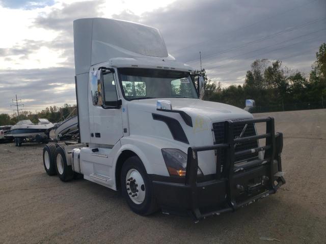 Salvage trucks for sale at Columbus, OH auction: 2017 Volvo VN VNL