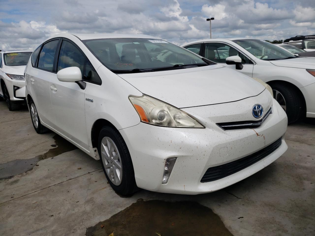 Toyota Prius v 2012