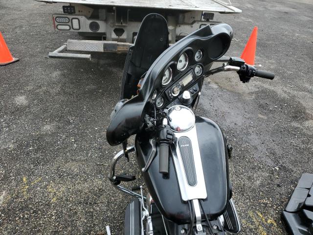 2011 HARLEY-DAVIDSON FLHX - 1HD1KB410BB678153
