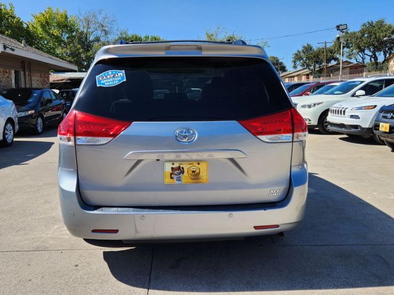 5TDDK3DCXBS014988 2011 Toyota Sienna Xle