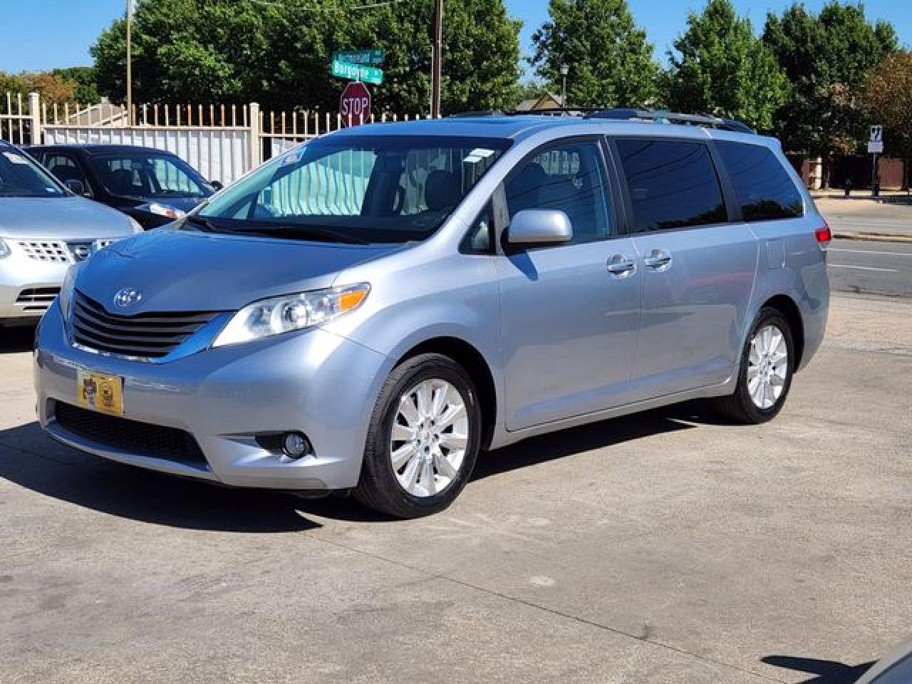 5TDDK3DCXBS014988 2011 Toyota Sienna Xle