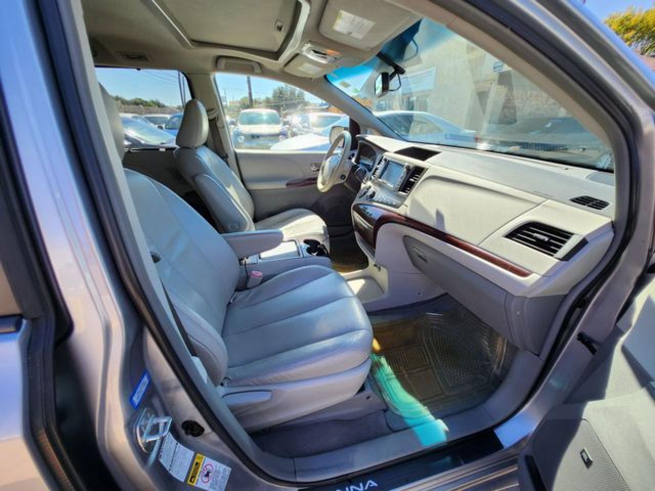 5TDDK3DCXBS014988 2011 Toyota Sienna Xle