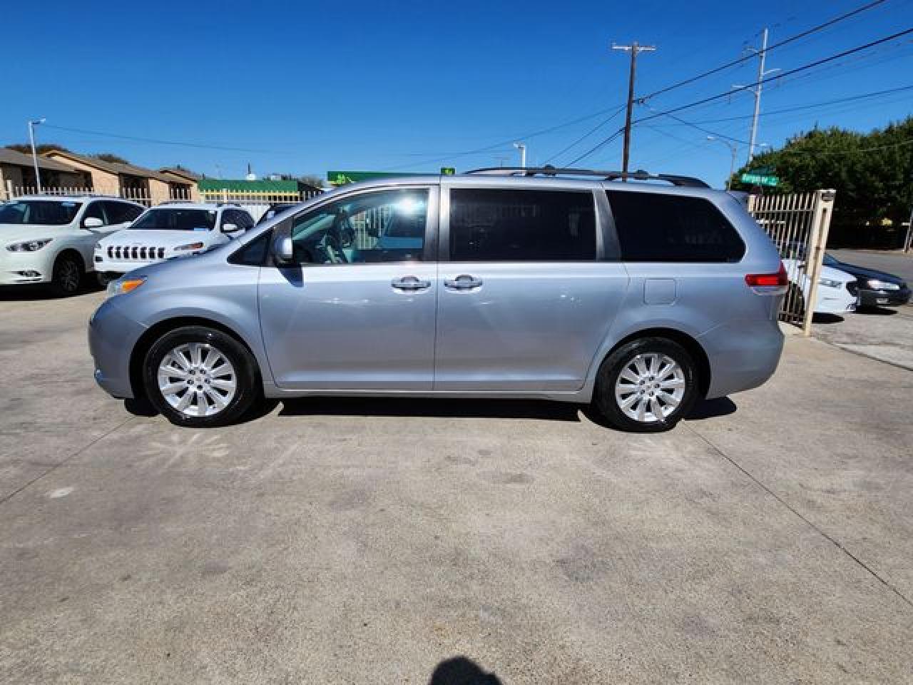 5TDDK3DCXBS014988 2011 Toyota Sienna Xle