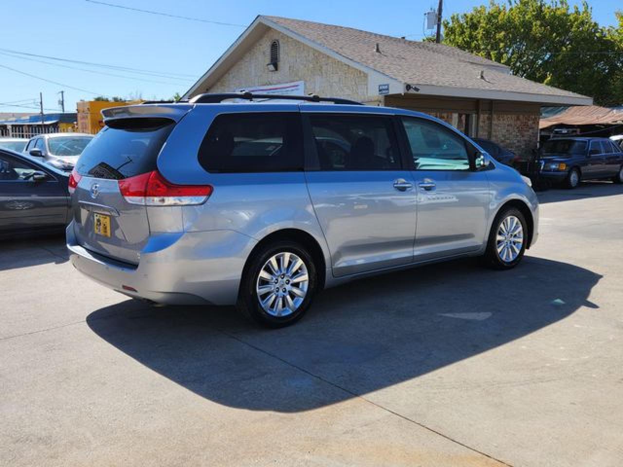 5TDDK3DCXBS014988 2011 Toyota Sienna Xle