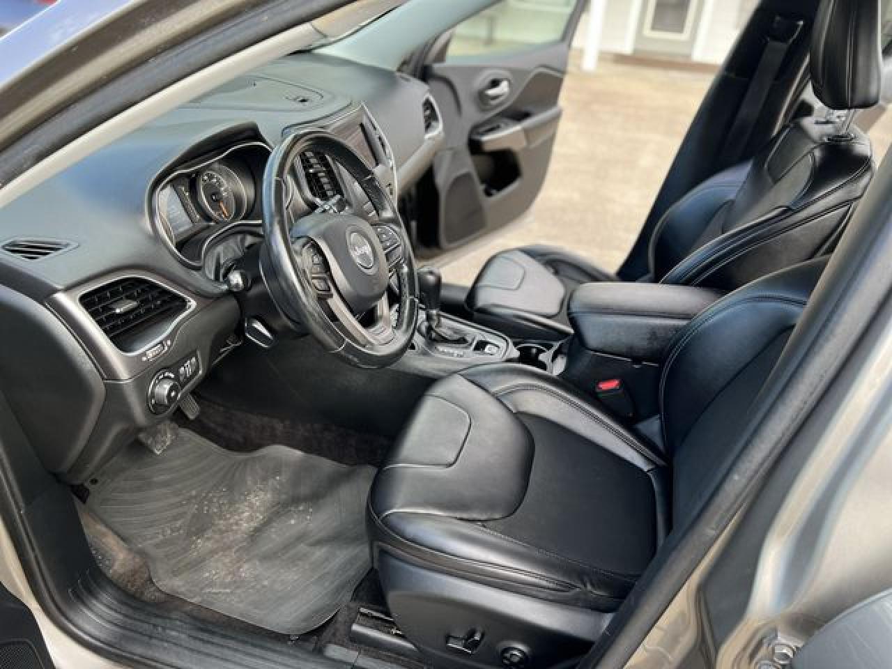 2019 Jeep Cherokee Latitude Plus VIN: 1C4PJLLB5KD206243 Lot: 64937532