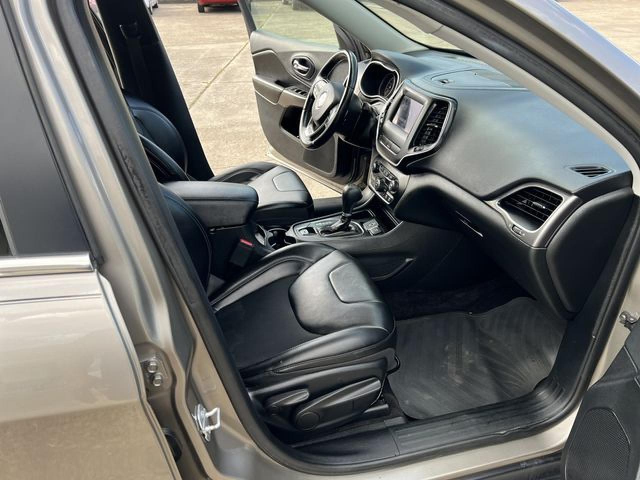 2019 Jeep Cherokee Latitude Plus VIN: 1C4PJLLB5KD206243 Lot: 64937532