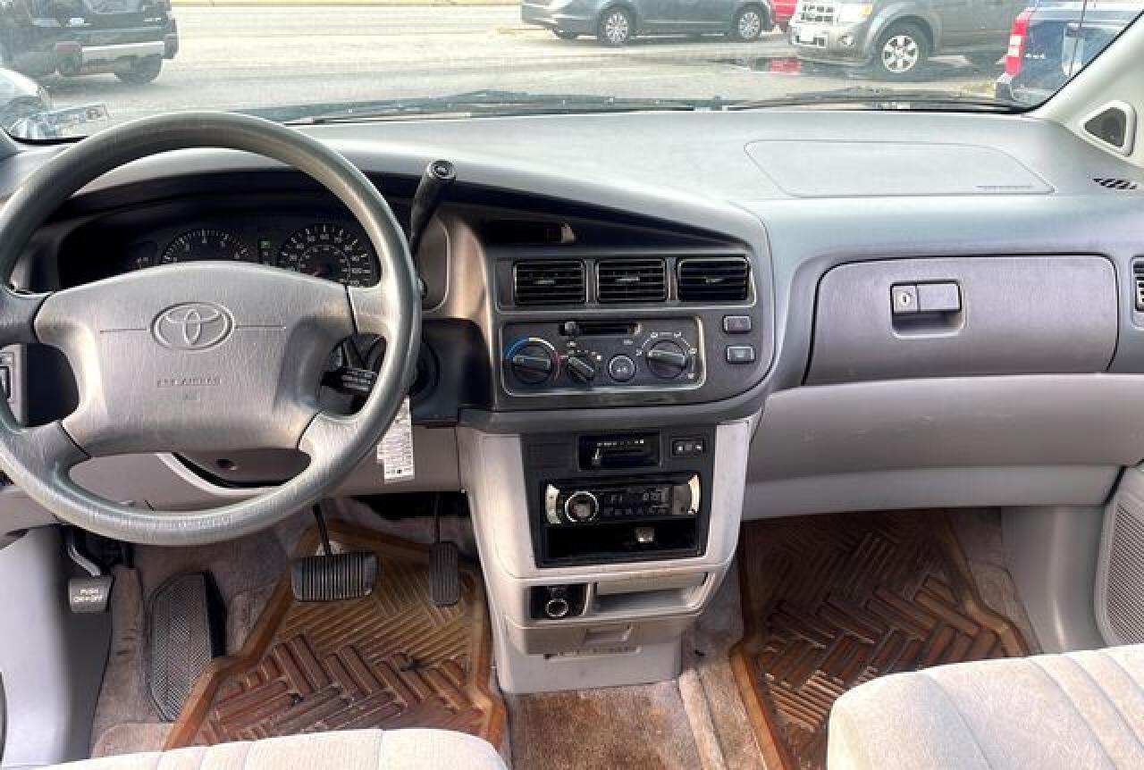 1998 Toyota Sienna Le VIN: 4T3ZF13C1WU085159 Lot: 65616142