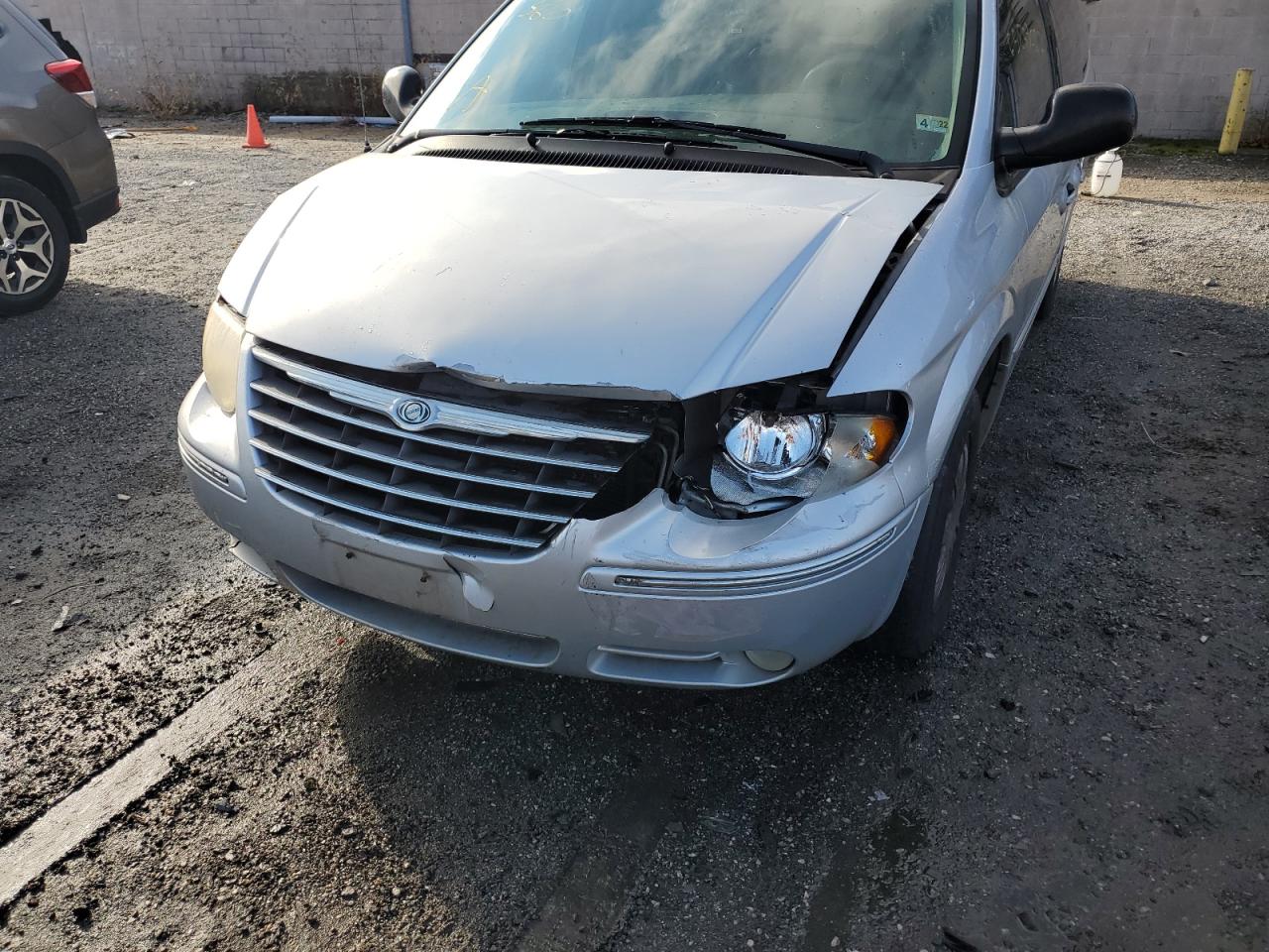 2005 Chrysler Town & Country Limited VIN: 2C8GP64L25R356026 Lot: 58380584