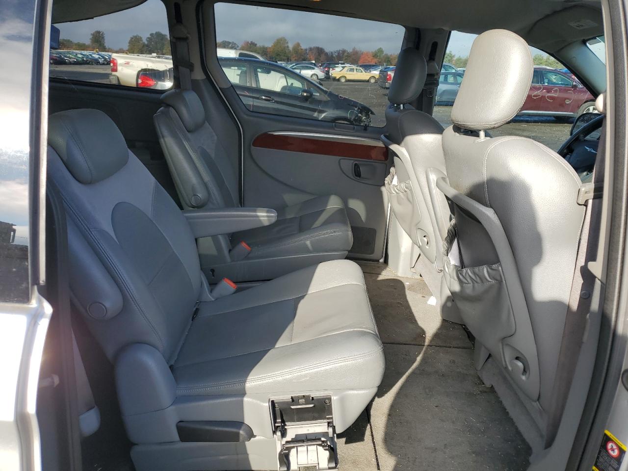 2005 Chrysler Town & Country Limited VIN: 2C8GP64L25R356026 Lot: 58380584