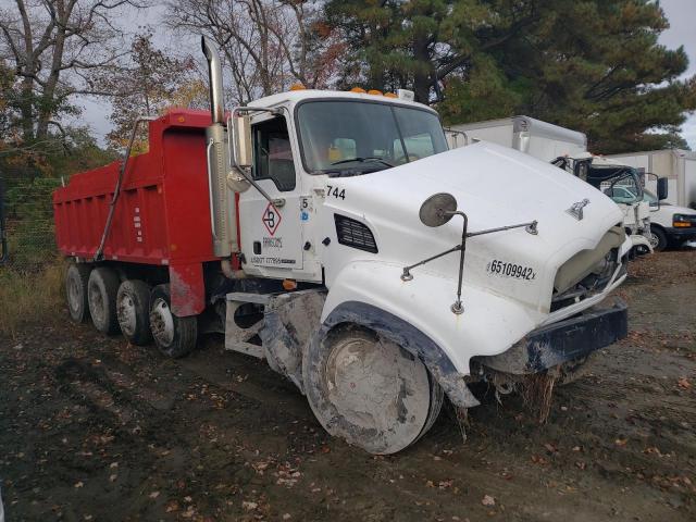 Salvage cars for sale from Copart Seaford, DE: 2005 Mack 700 CV700