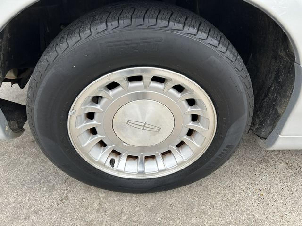 2001 Lincoln Town Car Executive VIN: 1LNHM81W51Y724922 Lot: 66546192