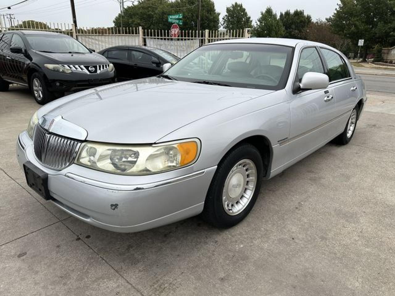 2001 Lincoln Town Car Executive VIN: 1LNHM81W51Y724922 Lot: 66546192