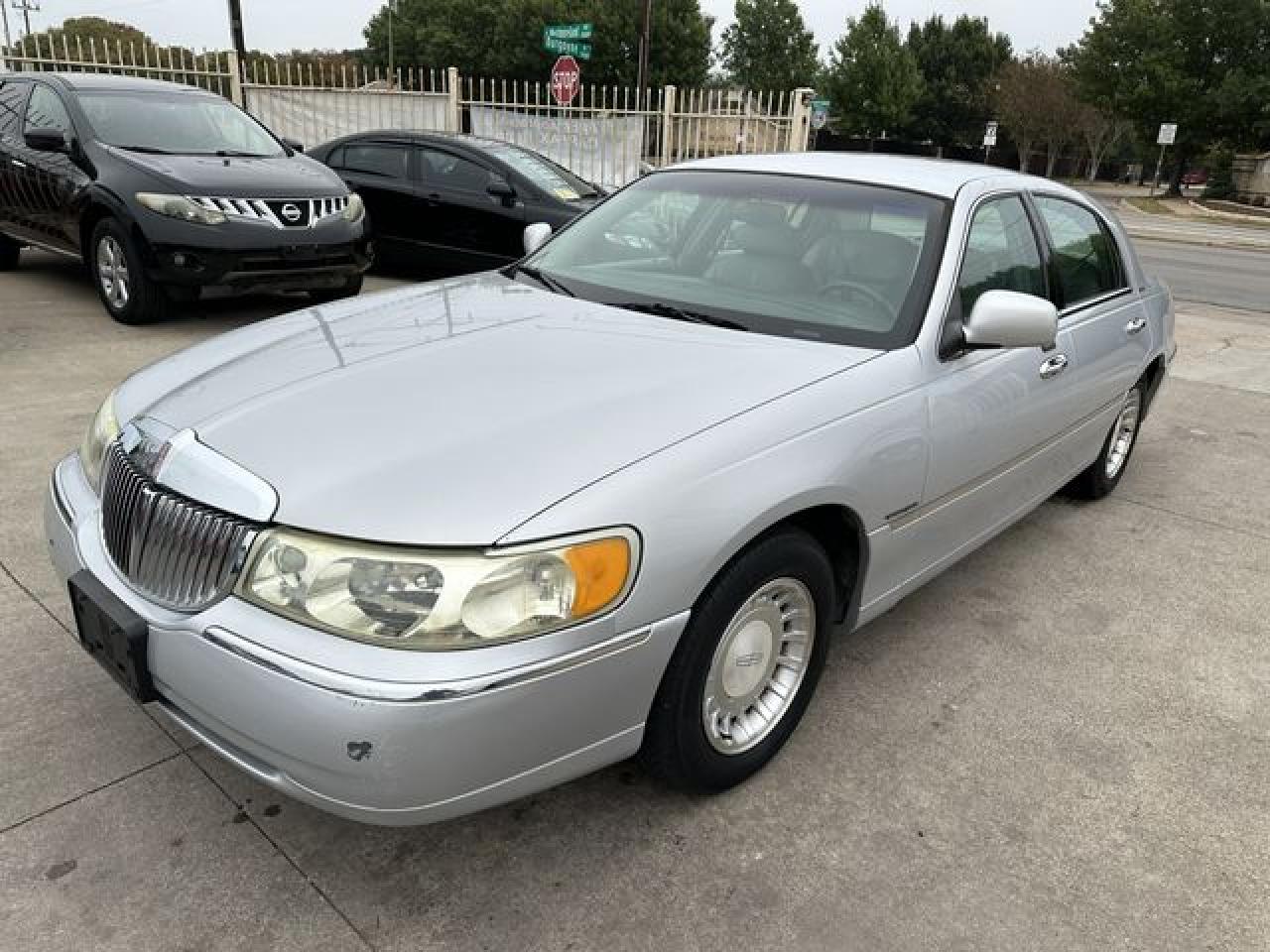 2001 Lincoln Town Car Executive VIN: 1LNHM81W51Y724922 Lot: 66546192