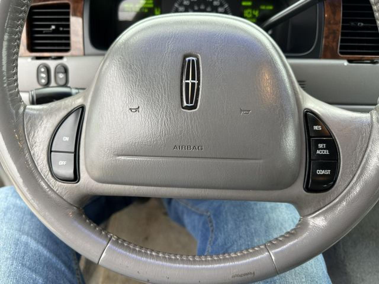 2001 Lincoln Town Car Executive VIN: 1LNHM81W51Y724922 Lot: 66546192