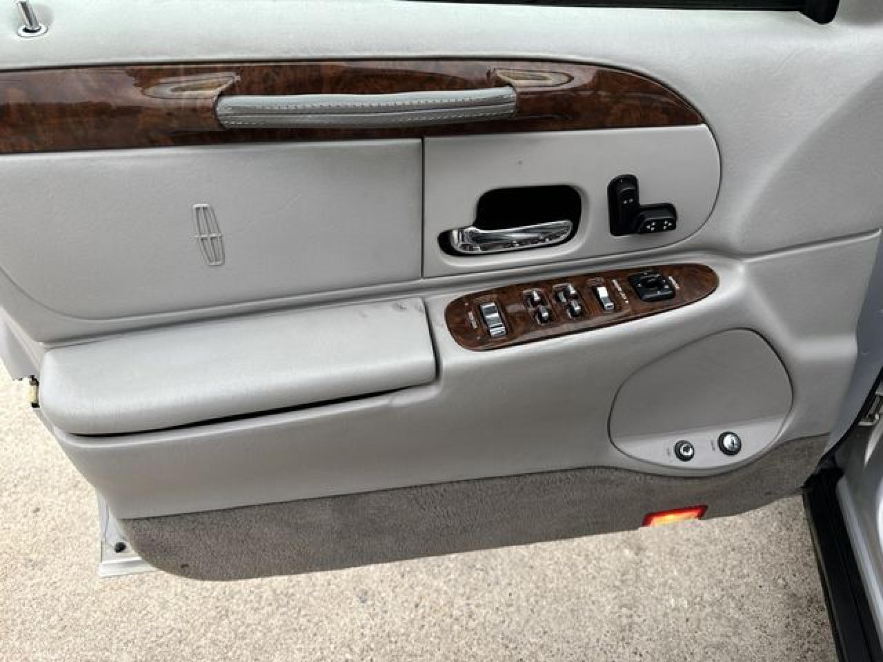 2001 Lincoln Town Car Executive VIN: 1LNHM81W51Y724922 Lot: 66546192