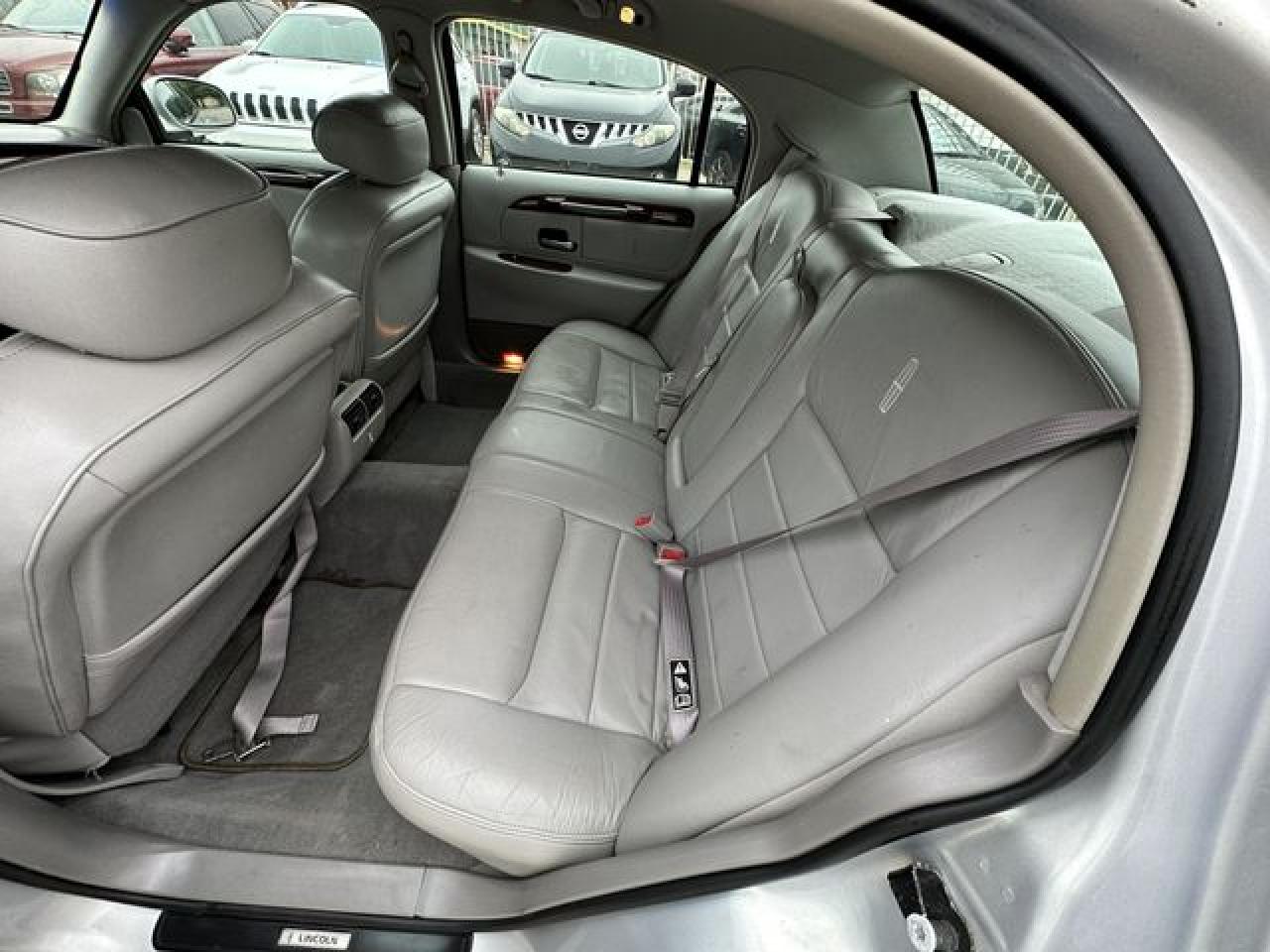 2001 Lincoln Town Car Executive VIN: 1LNHM81W51Y724922 Lot: 66546192