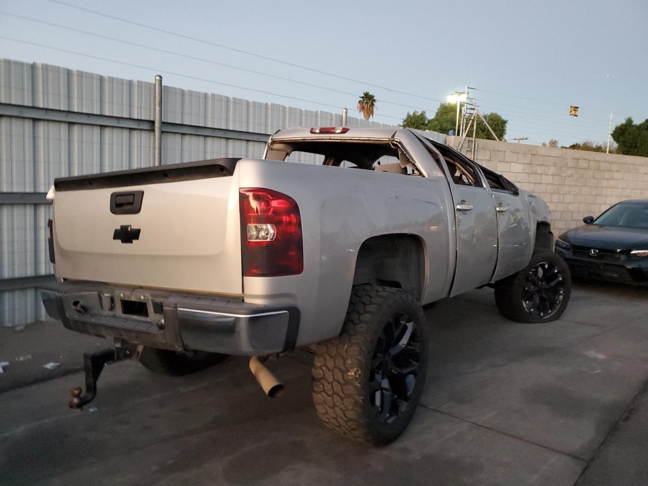 2008 Chevrolet Silverado - Image 3