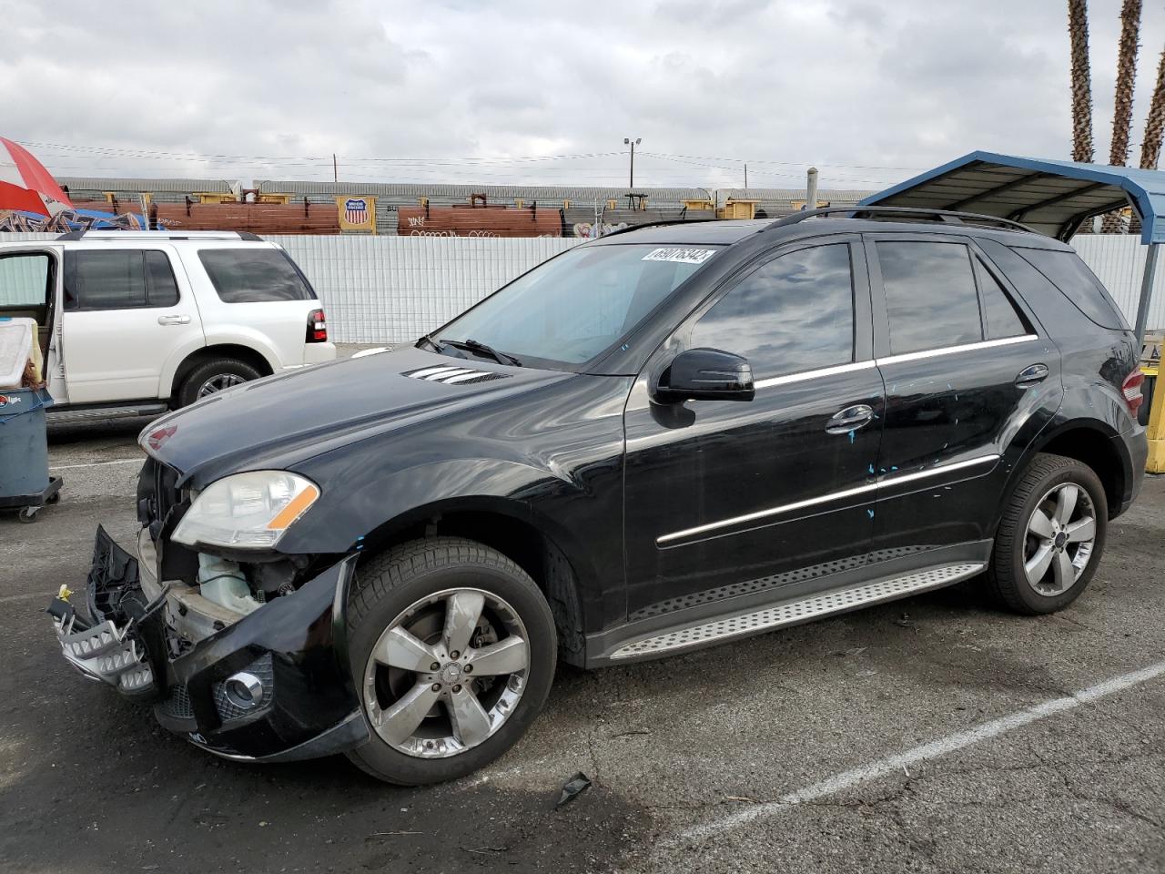 2011 Mercedes-Benz Ml 350 4Matic zu verkaufen in Van Nuys, CA - Front End