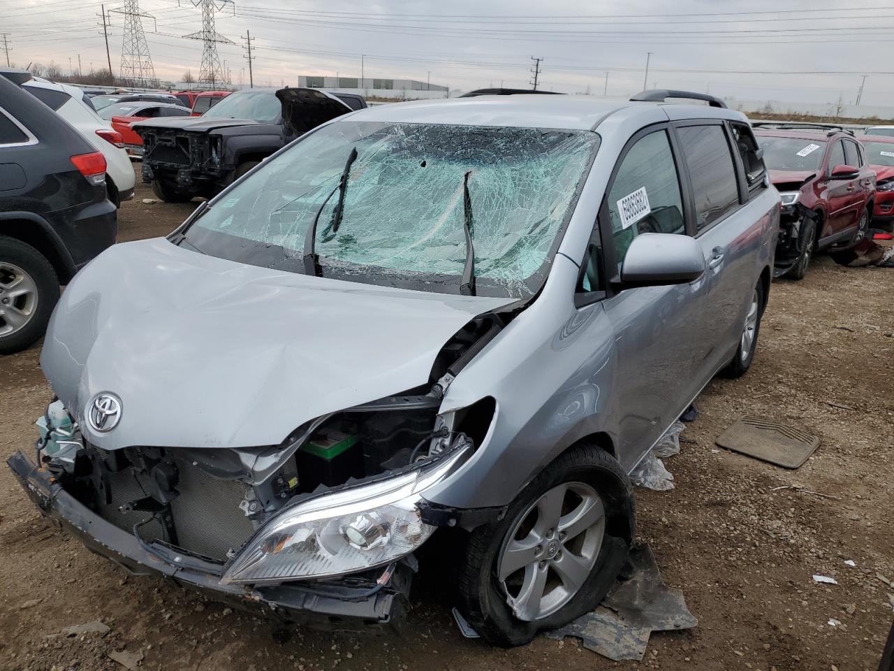 Elgin, IL에서 판매 중인 2015 Toyota Sienna Le - Front End