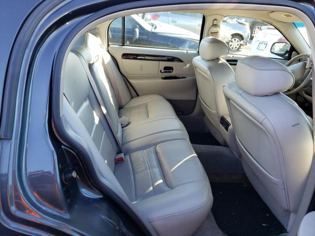 1LNHM82W82Y626211 Lincoln Town Car Signature