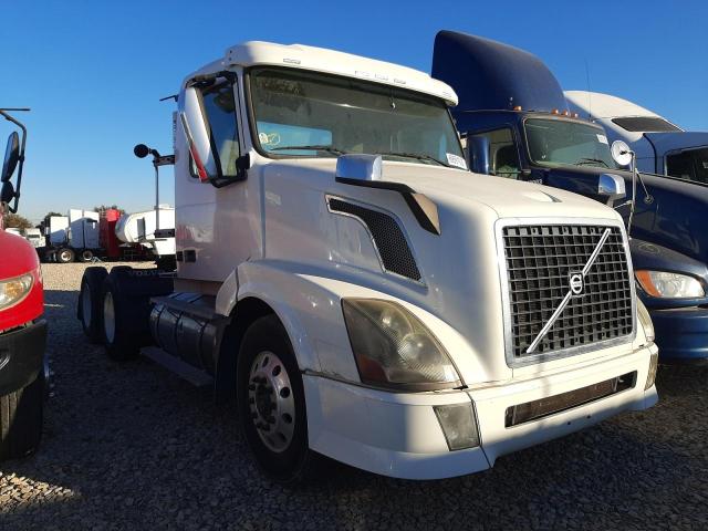Salvage trucks for sale at Grand Prairie, TX auction: 2014 Volvo VN VNL