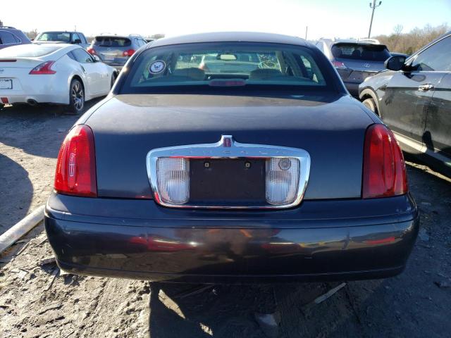 1LNHM82W82Y626211 Lincoln Town Car Signature