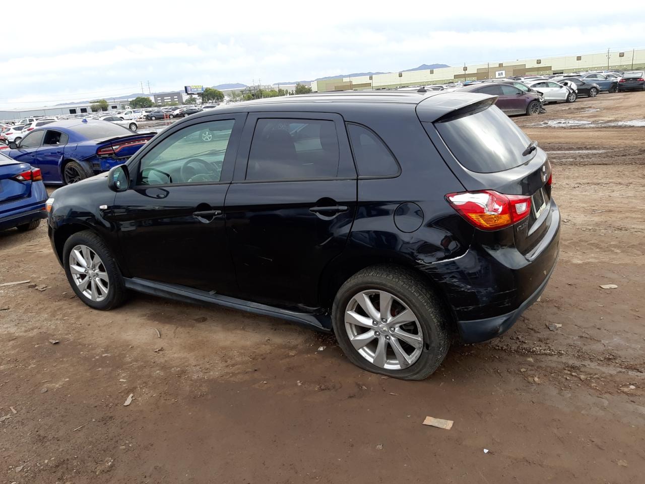 2015 Mitsubishi Outlander - Image 2