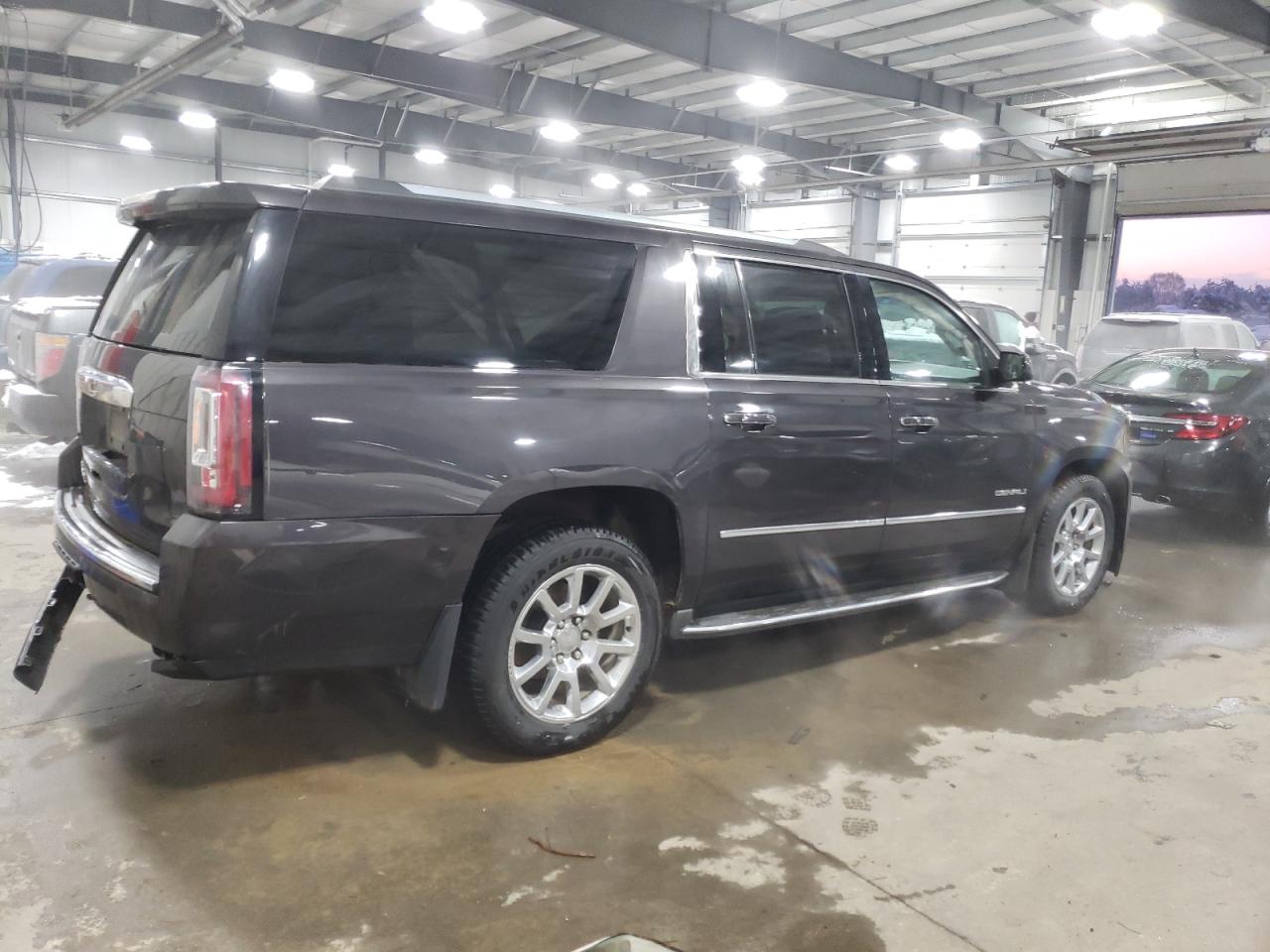 2016 GMC Yukon Xl Denali vin: 1GKS2HKJ7GR166825