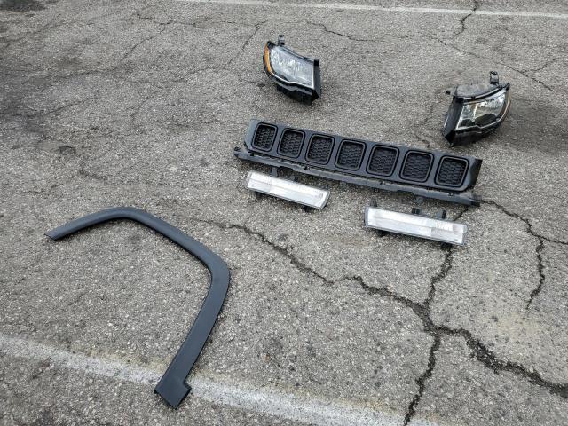 3C4NJCBBXJT327058 Jeep Compass Latitude