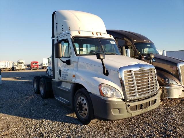 Salvage cars for sale from Copart Houston, TX: 2015 Freightliner Cascadia 1