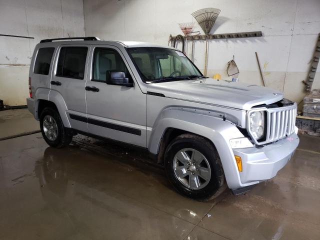 1J8GN28K68W131243 Jeep Liberty