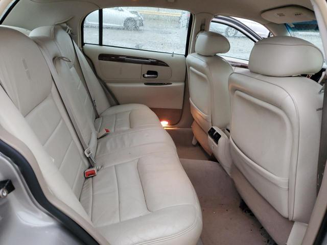 1LNHM82W41Y735635 Lincoln Town Car Signature