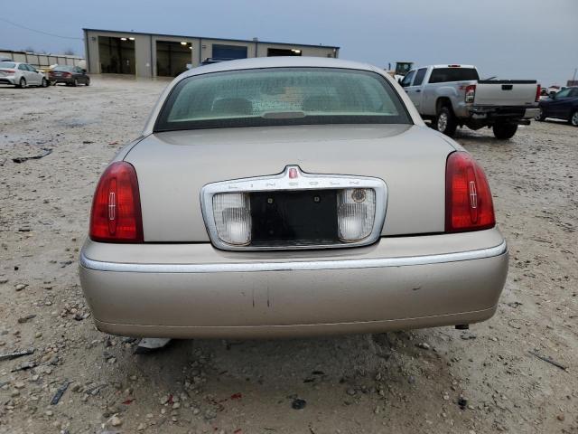 1LNHM82W41Y735635 Lincoln Town Car Signature