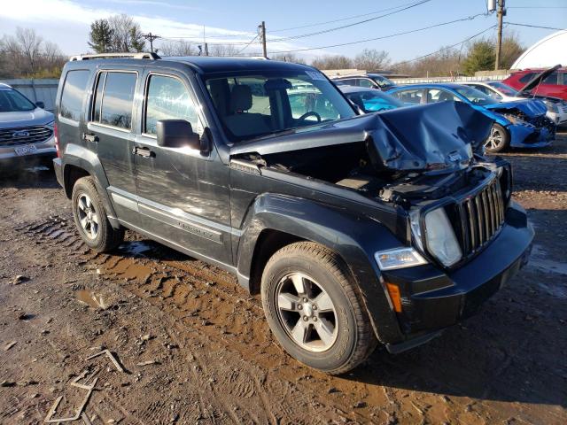 1J8GN28K78W133325 Jeep Liberty