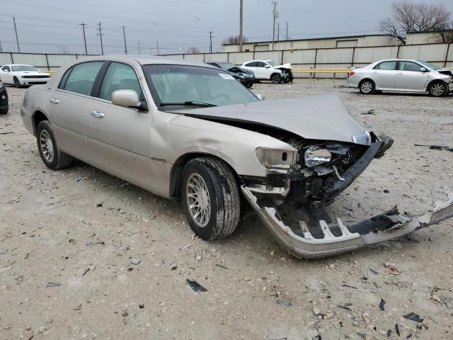 1LNHM82W41Y735635 Lincoln Town Car Signature