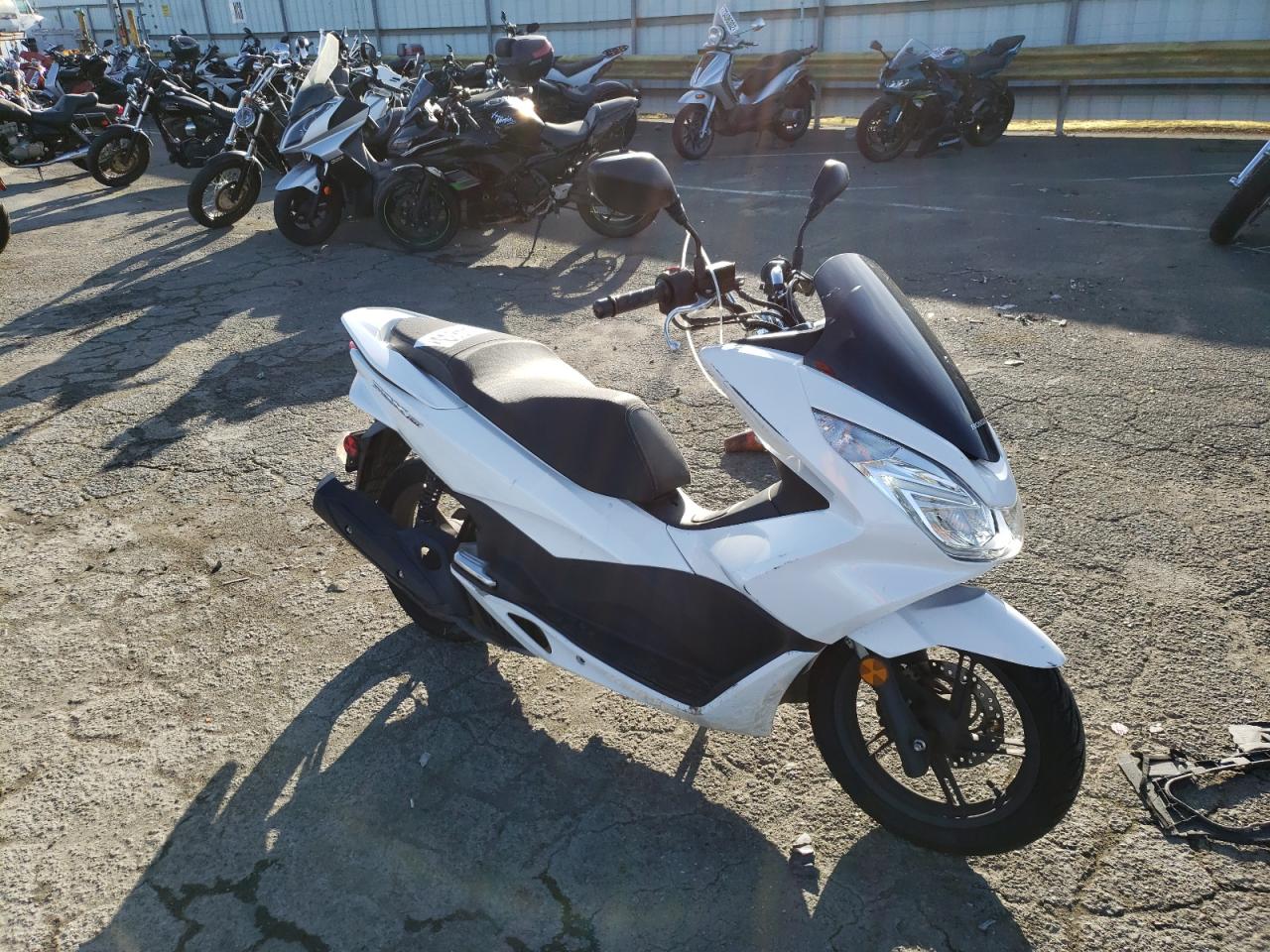 RLHKF180XJY301671 HONDA PCX 150 2018