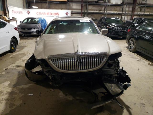 1LNHM82V67Y635777 Lincoln Town Car Signature Limited
