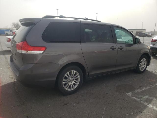 5TDYK3DC8BS106781 2011 TOYOTA SIENNA, photo no. 3