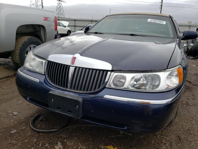 1LNHM82W11Y713348 Lincoln Town Car Signature