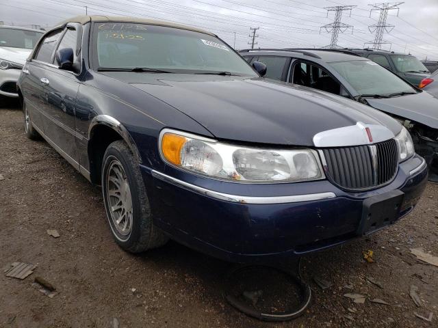 1LNHM82W11Y713348 Lincoln Town Car Signature