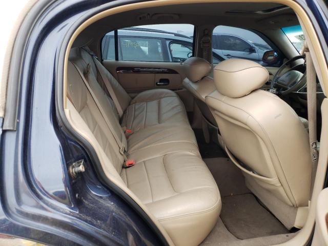 1LNHM82W11Y713348 Lincoln Town Car Signature