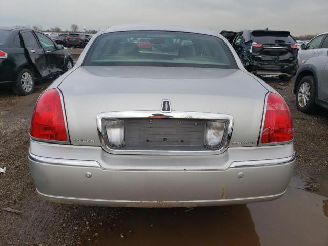 1LNHM82W03Y623658 Lincoln Town Car Signature